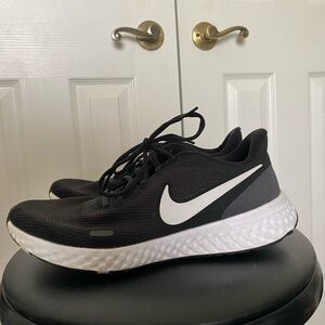 NIKE black running shoe revolution 5